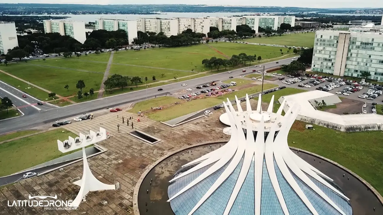 Capa do vídeo aéreo Brasília/DF da Latitude Drones