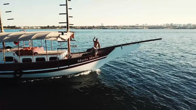Capa do vídeo aéreo do barco Maria Maria no Lago Paranoá